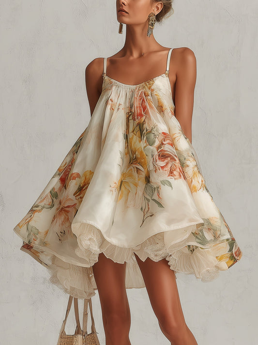 Liliana | Vestido corto de corte en A de organza beige con estampado floral y ribete de encaje
