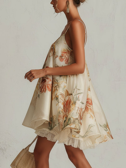 Liliana | Vestido corto de corte en A de organza beige con estampado floral y ribete de encaje