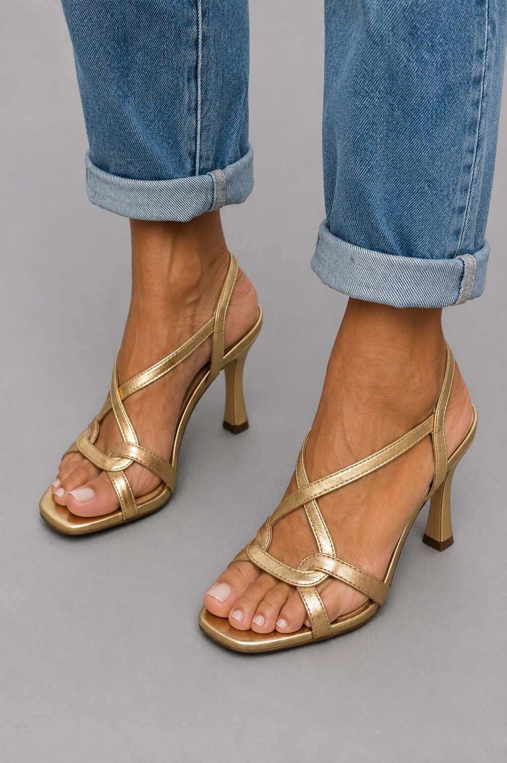 Elisabetta | Sandalias doradas: el encanto del verano