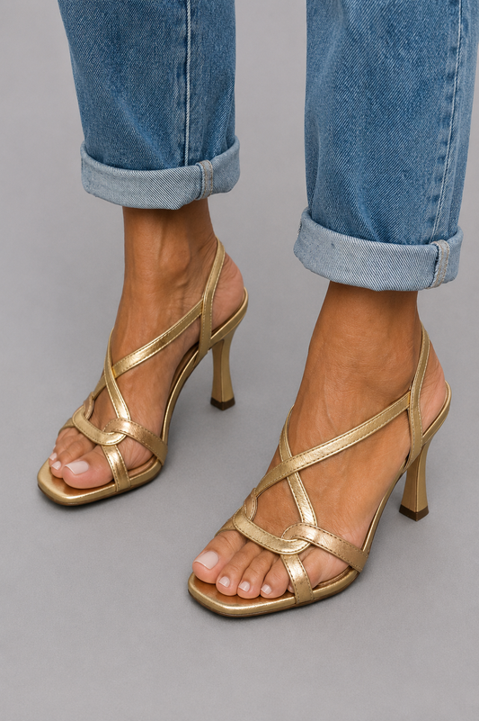 Elisabetta | Sandalias doradas: el encanto del verano