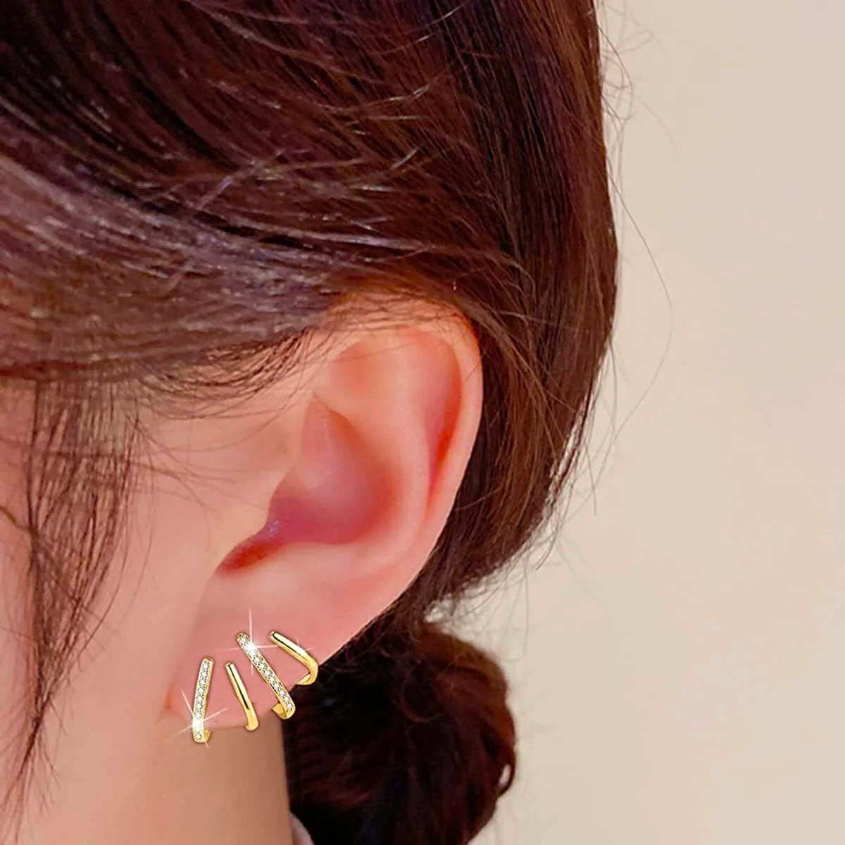 Victoria | Elegantes pendientes dorados de varias bandas con destellos