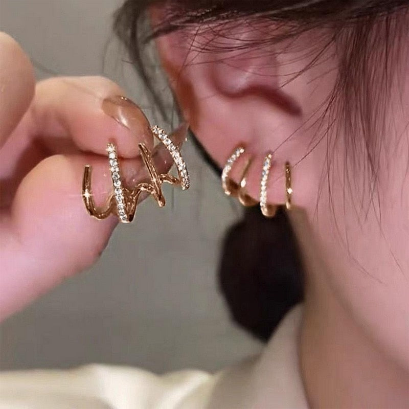 Victoria | Elegantes pendientes dorados de varias bandas con destellos