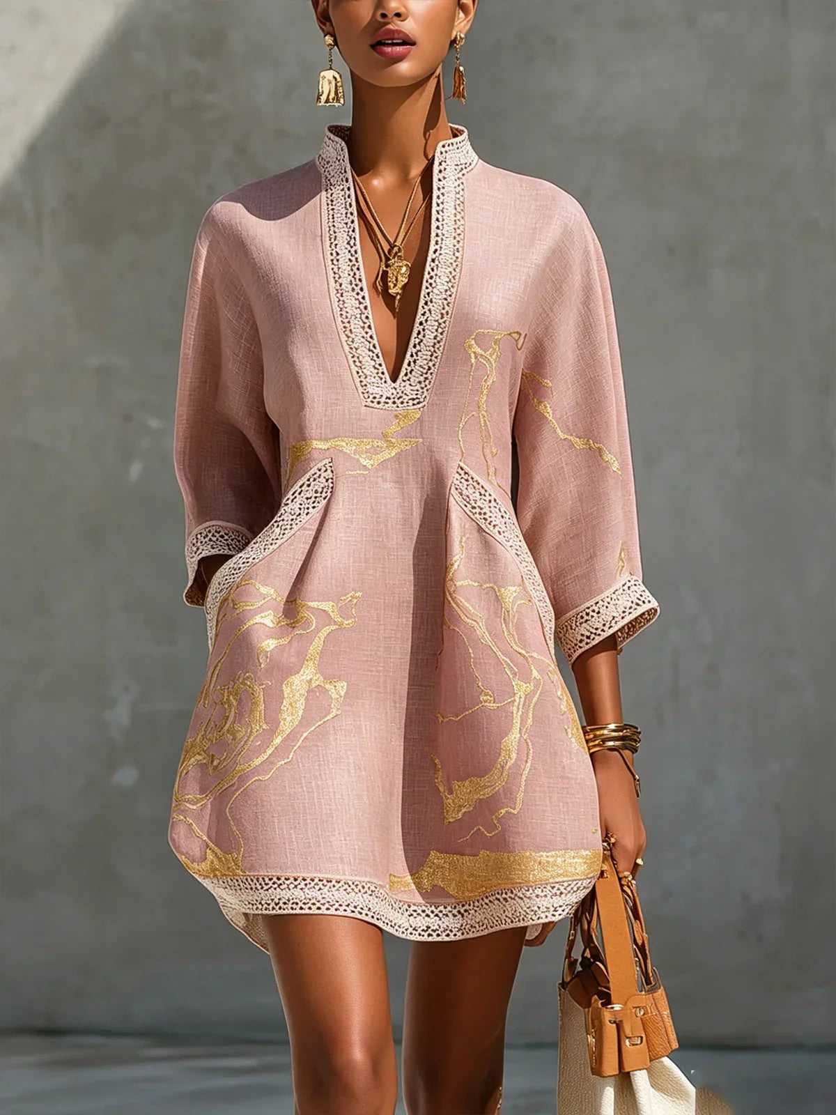 Renata - Vestido corto de encaje con estampado dorado y escote en V profundo