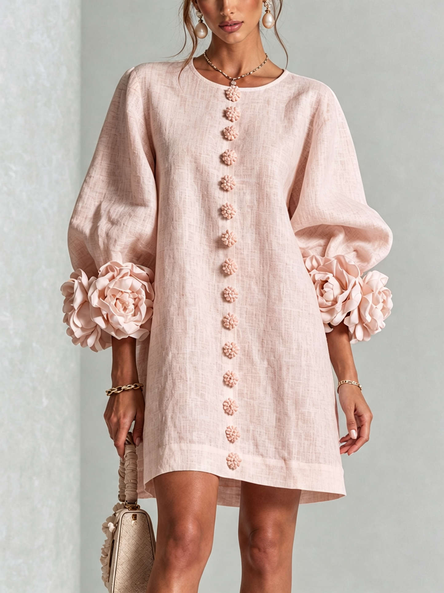 Vestido mini rosa con estampado floral y botones, con unas mangas florales sorprendentes