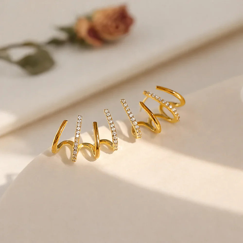 Victoria | Elegantes pendientes dorados de varias bandas con destellos