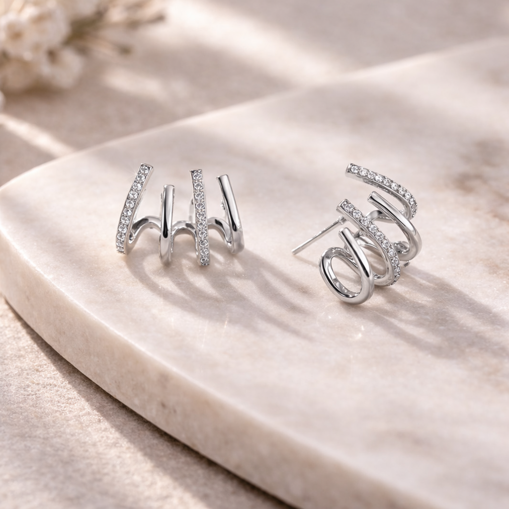 Victoria | Elegantes pendientes dorados de varias bandas con destellos